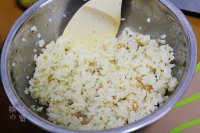 榄菜肉松饭团的做法步骤2