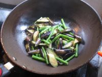 茄子炒豇豆的做法步骤6