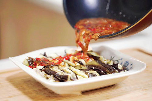 剁椒拌茄子的做法 家常剁椒拌茄子怎么做