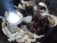 平菇炒木耳的做法步骤6