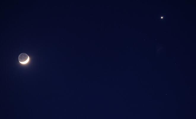 双星伴月是指哪两颗星星 双星伴月的“双星”是什么星