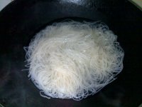 西红柿生菜炒粉干的做法步骤1