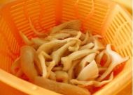 可乐鲜蘑盖饭的做法步骤2