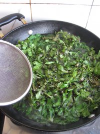 荠菜猪肉水饺的做法步骤2