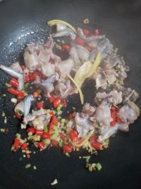 洋葱辣炒田鸡的做法步骤4