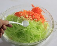 醋拌青笋萝卜丝的做法步骤6