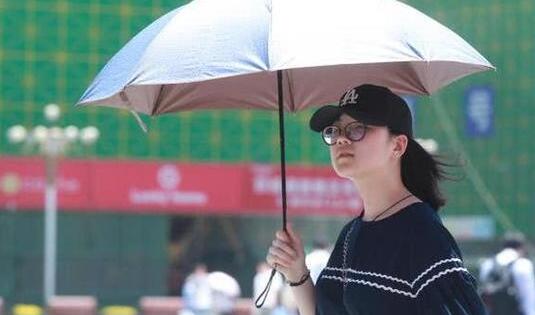 河南多地气温突破35℃体感炎热 局地伴有阵雨雷阵雨