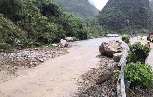 受连日暴雨的影响 广西仍有12条公路因山体滑坡交通中断