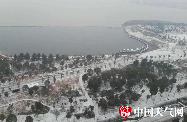长沙迎今冬初雪  未来三天湖南全省持续低温雨雪天气
