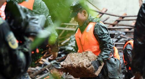 重庆江津区一村落发生山体滑坡 目前已造成1人死亡