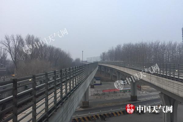 北京今最高温将飙至17℃ 有中度到重度霾