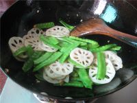 藕片炒荷兰豆的做法步骤7
