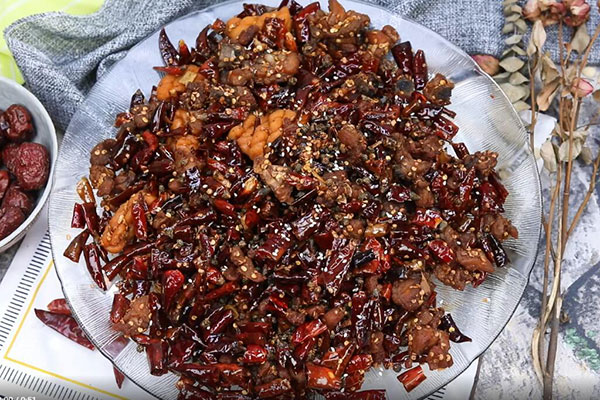 辣子鸡丁怎么做的 正宗四川辣子鸡丁的做法