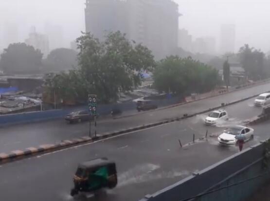 强降雨致印度斋浦尔受灾 铁路和城市交通基本瘫痪