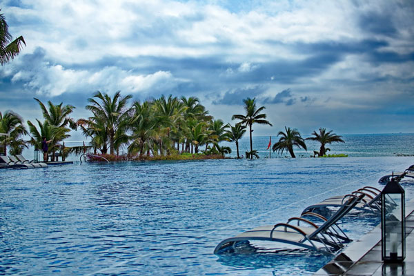 过年去三亚旅游贵吗 三亚春节可以游泳吗