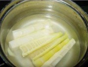 春笋烩春豆的做法步骤1