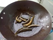 香煎泥鳅的做法步骤4