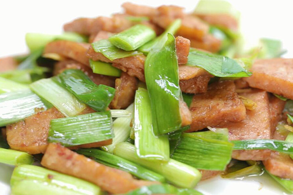 午餐肉怎么炒好吃 蒜苗炒午餐肉的家常做法
