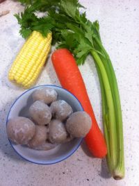 胡萝卜玉米肉丸汤的做法步骤1