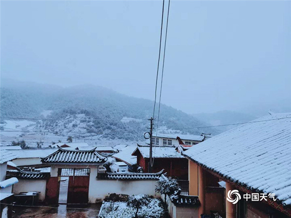 “断崖式”降温仍继续！你还在穿短袖 别人家已经“偷偷”下雪了