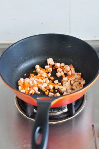 三文鱼炒饭的做法步骤3