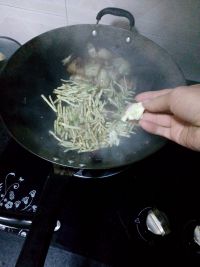 折耳根炒腊肉的做法步骤8