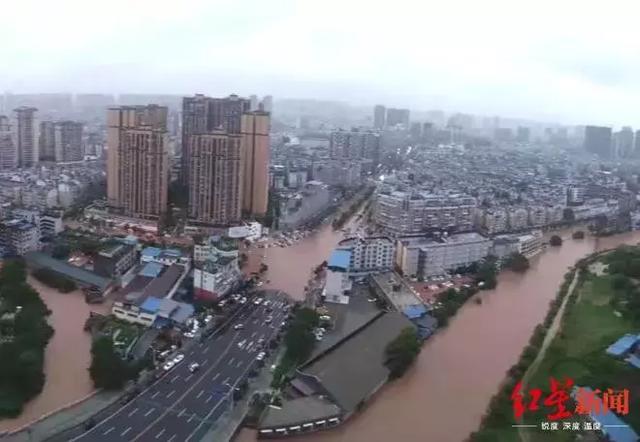 乐山大佛遭暴雨暂停接待游客 千佛岩景区万象亭被冲毁