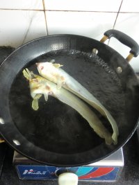 蒜香鲶鱼的做法步骤2