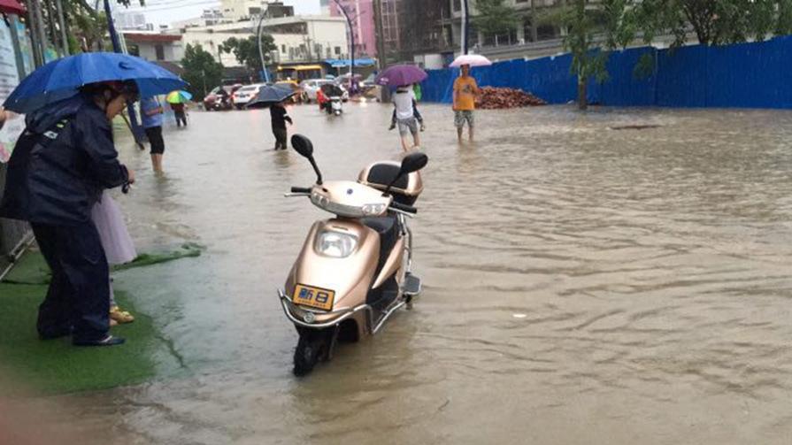 出门要小心！强降雨袭海南岛 轮胎小船“开”上万宁街头