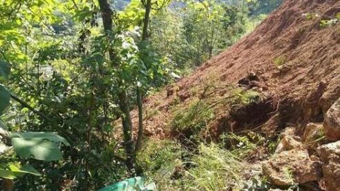 十堰市郧阳区一路段大面积坍塌 无人员伤亡恢复时间待定