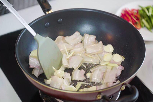 农家小炒肉怎么炒 农家小炒肉正宗的做法
