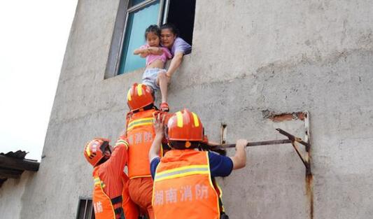 湖南娄底市暴雨多处内涝 消防紧急援救被困家中的群众