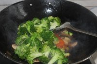 平菇炒西兰花的做法步骤9