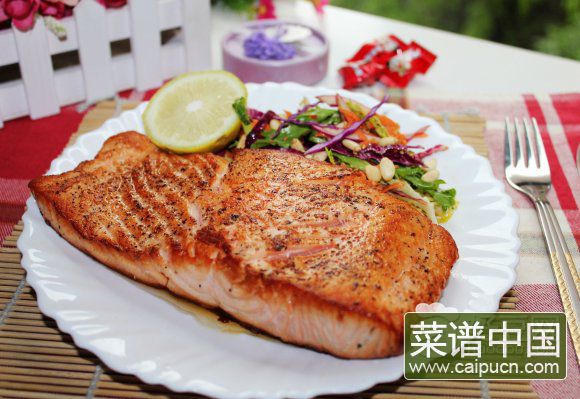 干煎三文鱼伴蔬菜沙拉