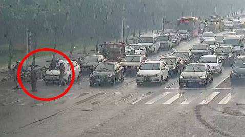 绿灯为过马路老人多亮了97秒