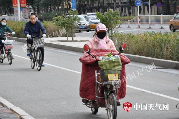 内蒙古阴雨寡照不利秋收 呼和浩特寒冷似冰窖  
