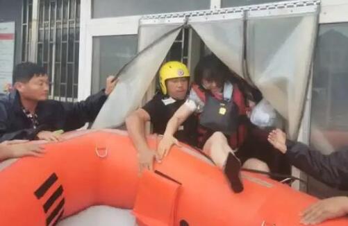 青岛城阳区暴雨多条街道被淹 已紧急转移了300余人