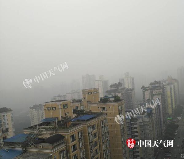 浓雾致重庆多条高速入口管制 明天阴雨来袭气温降