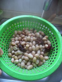 蒜苗拌花生的做法步骤3