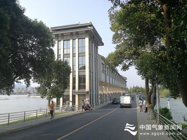 气象工作者全力迎战巢湖紧急防汛期