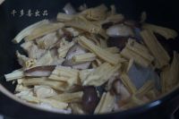 鲜菇腐竹粉丝煲的做法步骤5