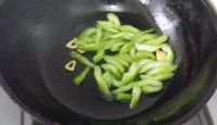 西芹爆墨鱼的做法步骤5