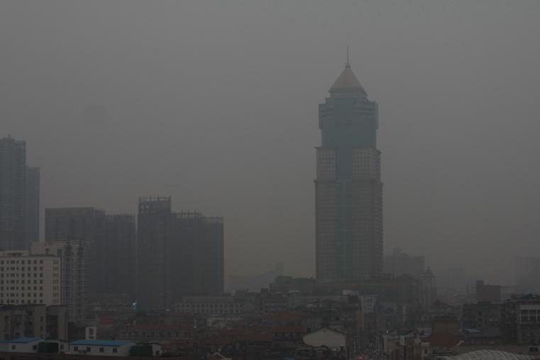 新消息！湖北武汉等地大雾阻交通 明冷空气南下能见度转好