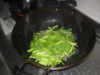 回锅肉炒蒜苔的做法步骤7