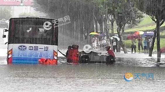 浙江台州暴雨致多人被困 当地消防紧急救援