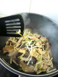 蒜黄香干炒鸡蛋的做法步骤11