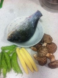 时蔬香菇鲫鱼汤的做法步骤1