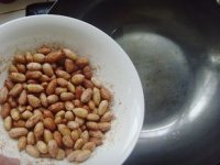 油酥花生米的做法步骤8