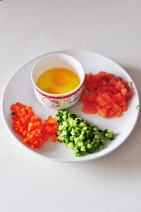 三文鱼炒饭的做法步骤2