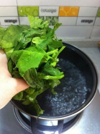 核桃海蜇拌菠菜的做法步骤3